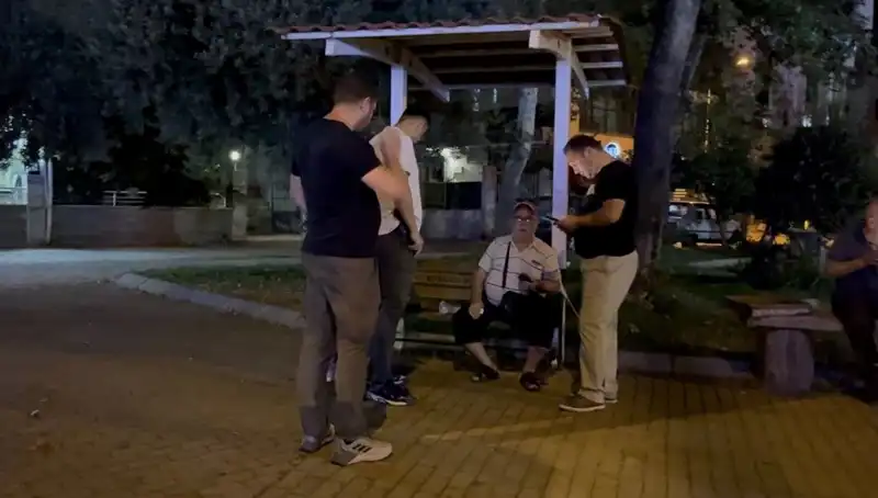 Görme Kaybı Olan Adamın Telefonu Çalındı: Güvenlik Kameraları Olayı Aydınlattı