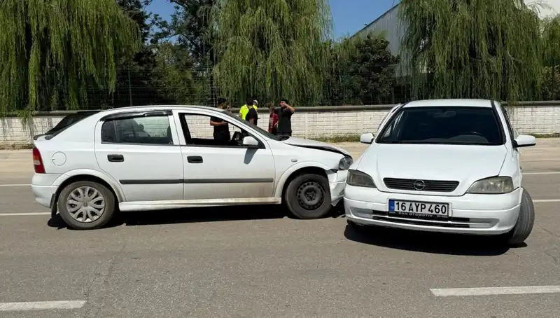 İki Otomobil Çarpıştı: Kaza Sonucu İki Yaralı Hastaneye Sevk Edildi