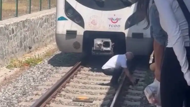 Marmaray Makinistinden Takdire Şayan Hareket: Raylardaki Kedi Kurtarıldı