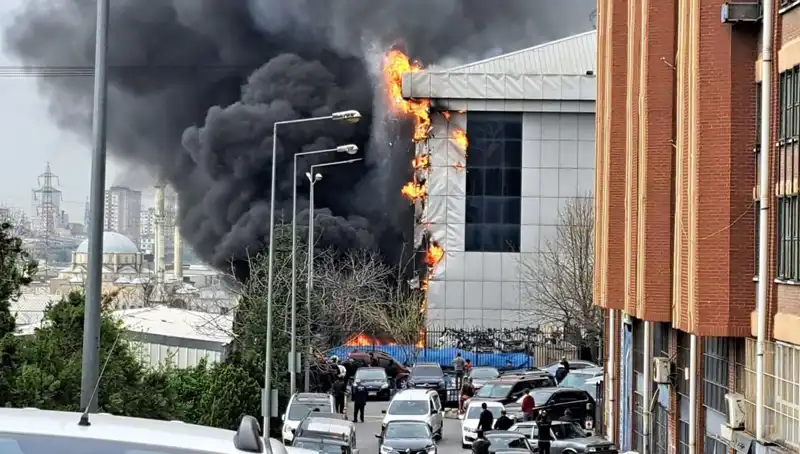 Başakşehir Sanayi Sitesi'nde Korkutan Yangın: Ekipler Hızla Müdahale Ediyor