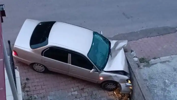 Kontrolü Kaybeden Araç Duvara Çarptı: Kaza Neden Oldu?