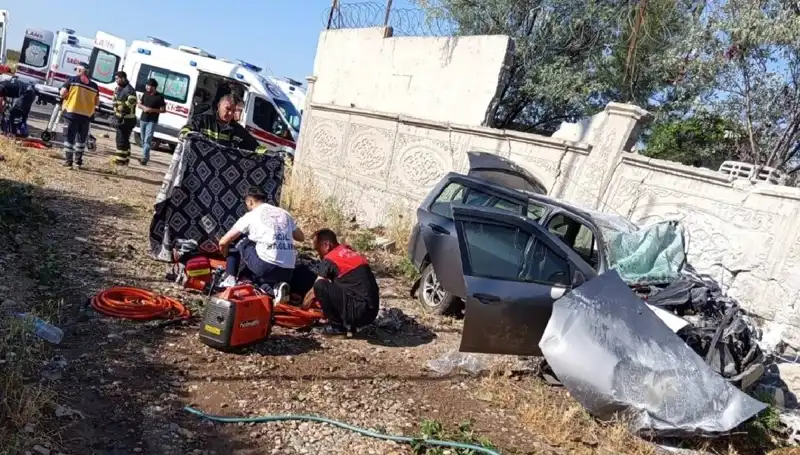 Lastiği Patlayan Araç İstinat Duvarına Çarptı: Korkunç Kaza Sonucu 1 Ölü, 6 Yaralı
