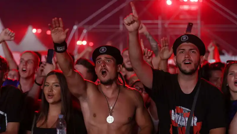 Thompson'un Konserinde Yaşanan Nazi Selamı Skandalı Żokları Milliyetçi Tepkilere Neden Oldu