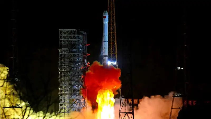Çin, Asteroid Keşif Aracı Tienvın-2'yi Başarıyla Uzaya Gönderdi