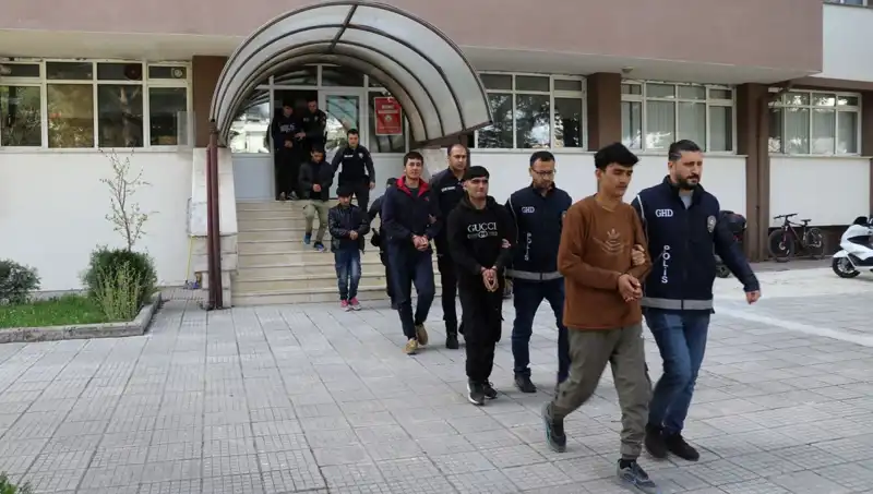 İki İlde 21 Düzensiz Göçmen Yakalandı: Sınır Güvenliği Artırıldı