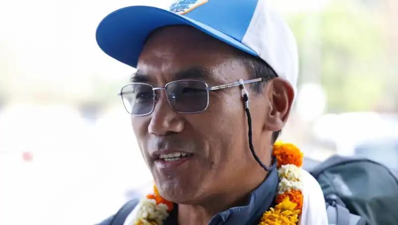 Everest Adam, Kendi Rekorunu Kırarak Yeniden Zirveye Çıktı