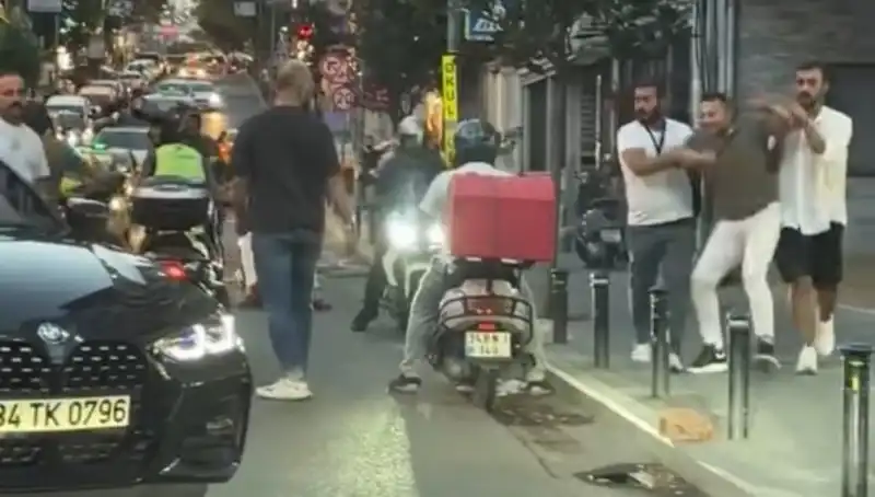 Nişantaşı'nda Yol Verme Kavgası: Kadına Sopa ile Yürüyen Adamın Hikayesi