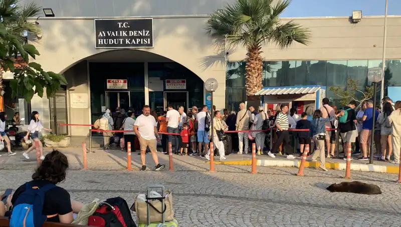 Bayramda Midilli Adası’na Yoğun İlgisi: Tatilciler Akın Akın Gitti!